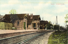 14324 Gezicht op de achtergevel van het station Soestdijk met bijgebouw (Spoorstraat 1) te Soestdijk (gemeente Soest) ...